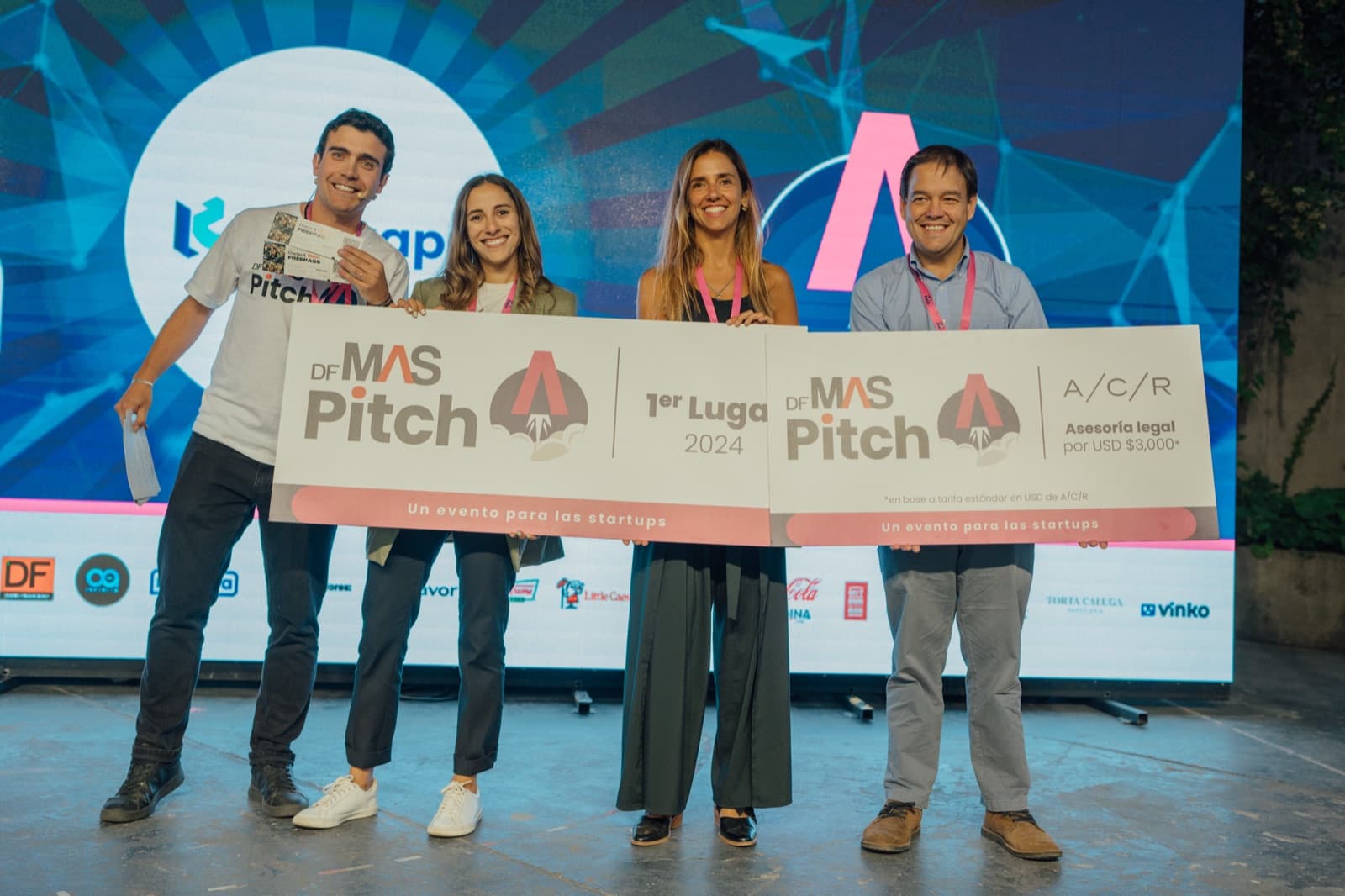 Ganadores de MAS Pitch 2024 en el escenario